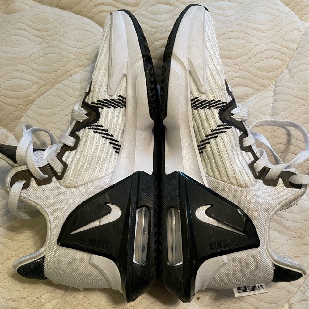 Sz 8.5 Men’s Nikes